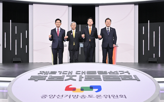 김문수(왼쪽부터)국민의힘 ·권영국 민주노동당·이준석 개혁신당· 이재명 더불어민주당 대선후보가 18일 서울 마포구 상암동 SBS 프리즘센터 스튜디오에서 열린 제21대 대선 1차 후보자 토론회 시작에 앞서 기념촬영을 하고 있다. 국회사진기자단=연합뉴스.